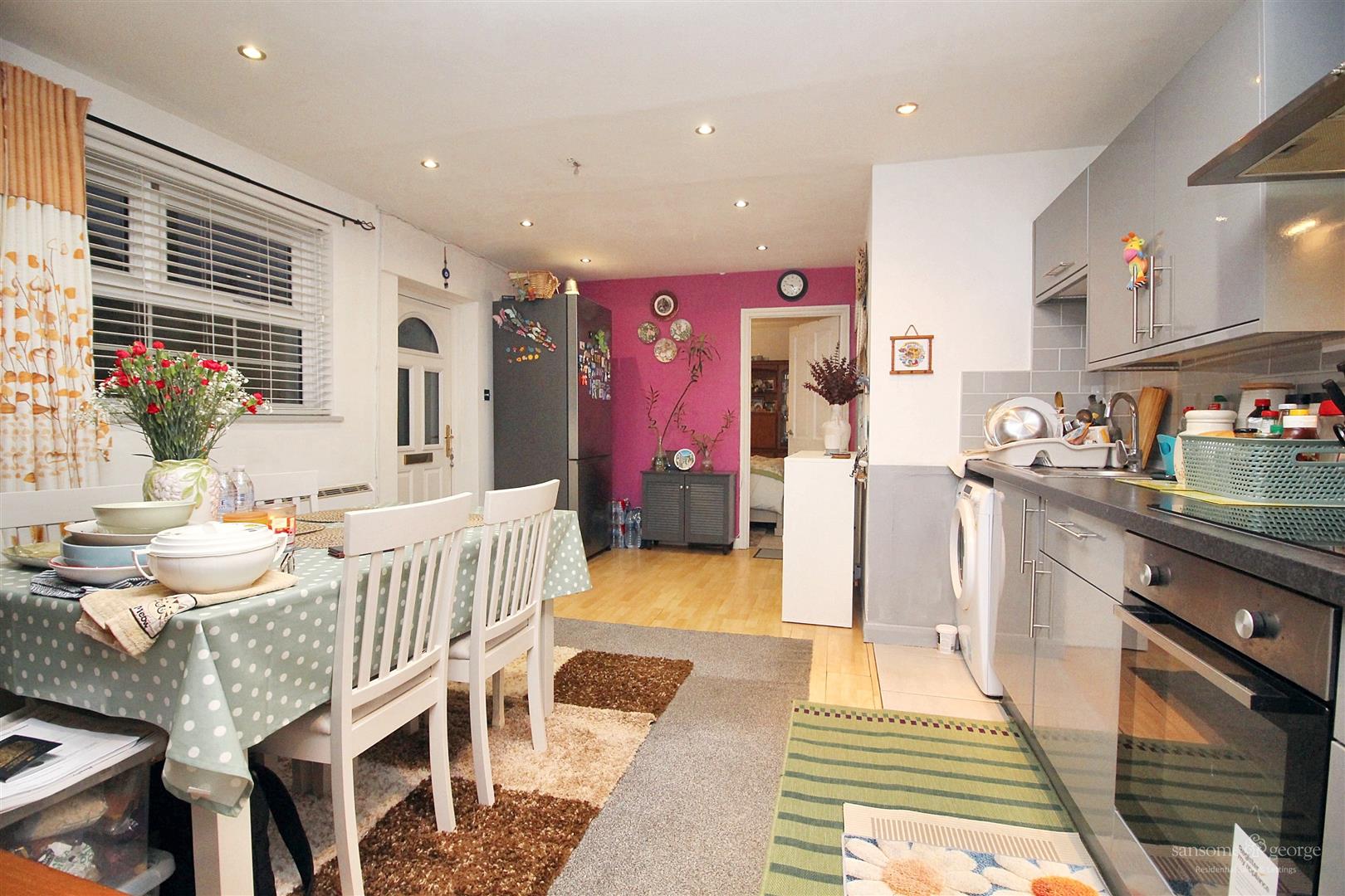 2 bed property in Kensington Road, Reading